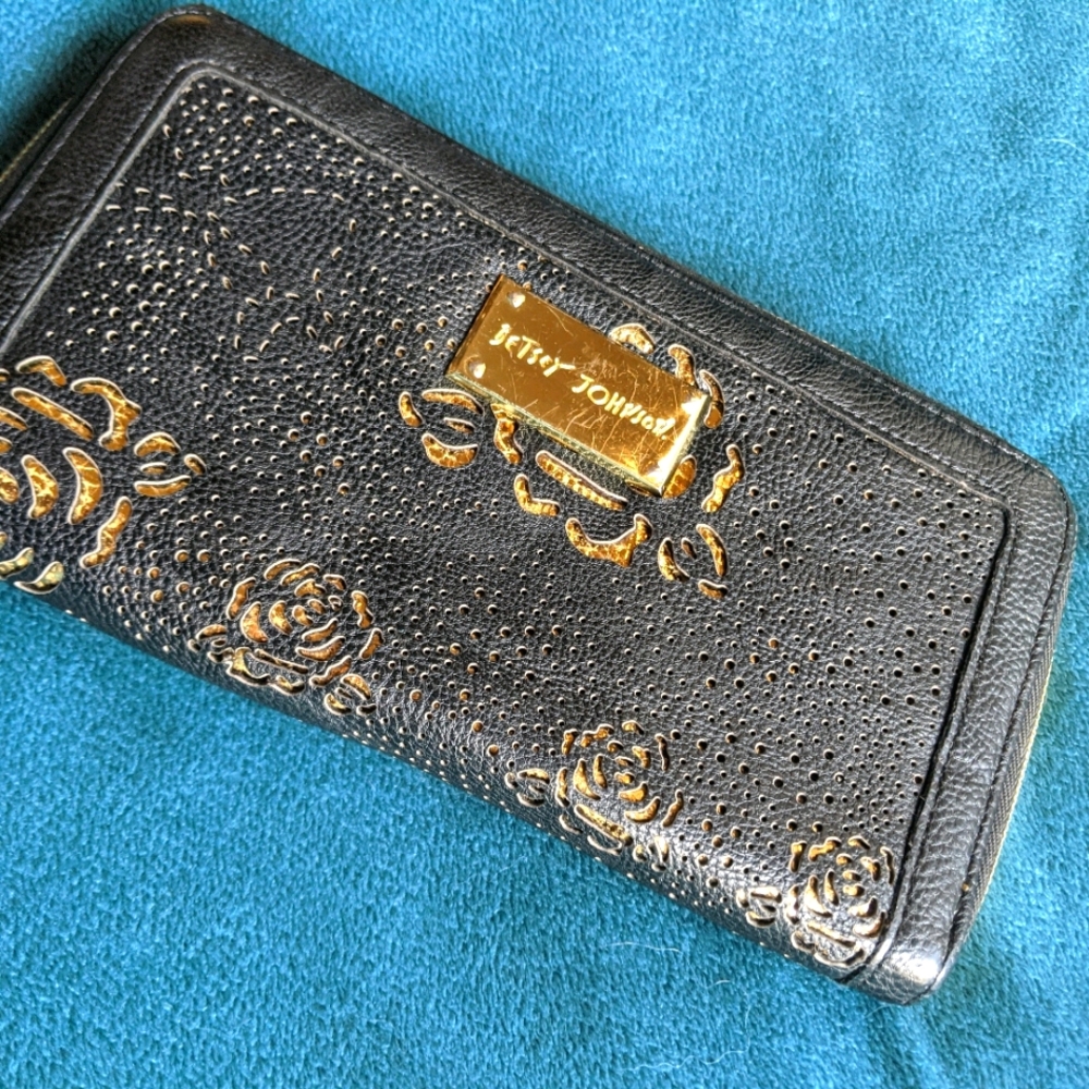 COPY - Awesome black and gold wallet ❤️
